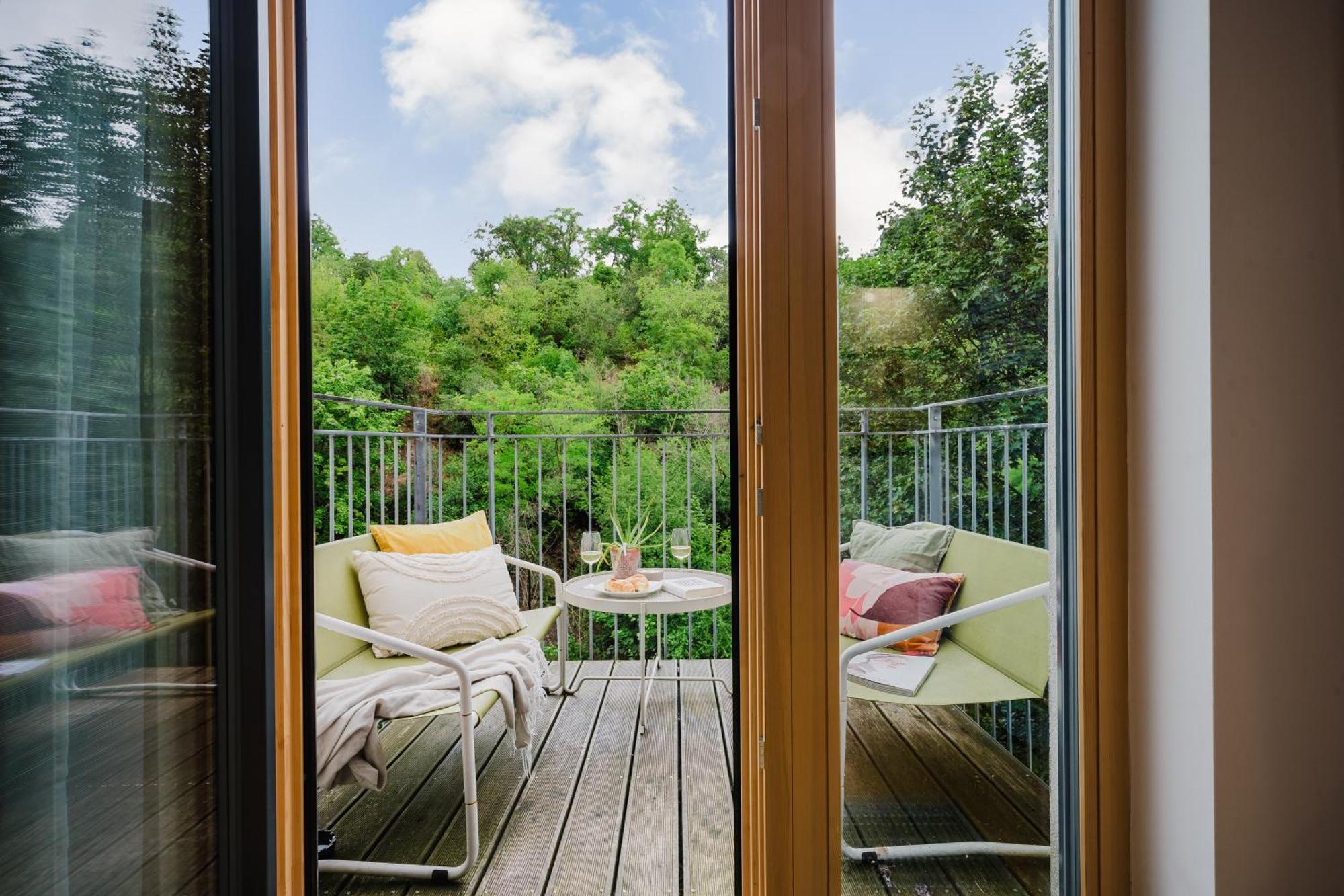 Days - W 2bdr - 3 Balconies - Garage - Next To Park Apartment Prag